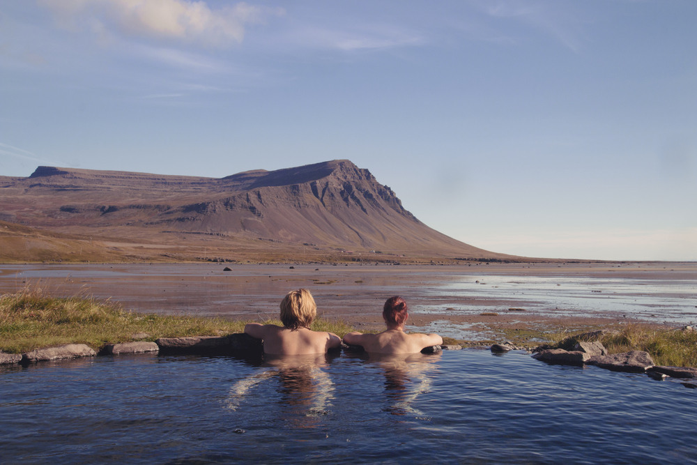 Pareja de visitantes dentro de las aguas termales un plan muy romántico que puedes hacer Islandia