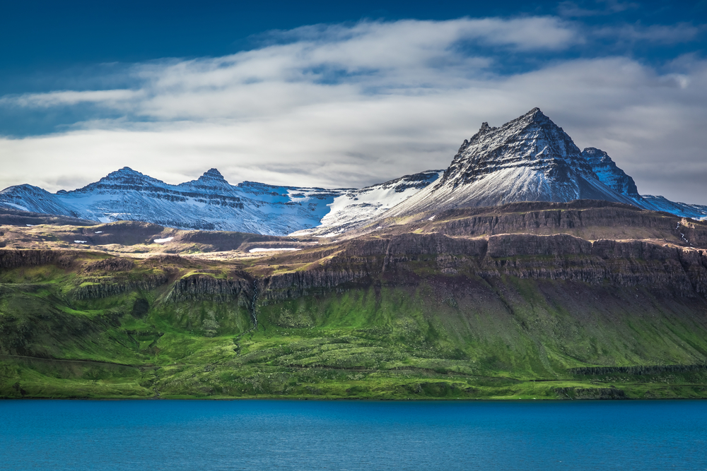 Paisaje con montañas nevadas y el fiordo en a parte inferior cerca de Egilsstaðir