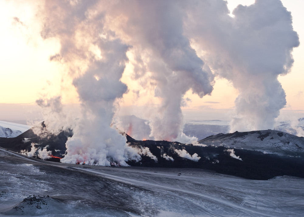Erupción volcanica del Eyjafjallajökull , uno de los desastres naturales más famosos de Islandia