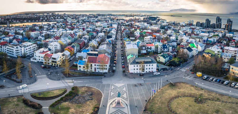 Vistas de Reykjavik donde el carácter Islandés está marcado