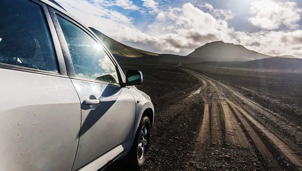 Ruta en coche por Islandia con vehículo sobre gravilla