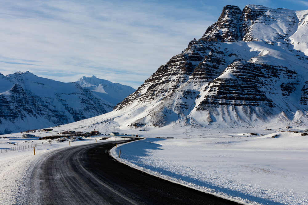 Paisaje nevado en una ruta en coche por Islandia