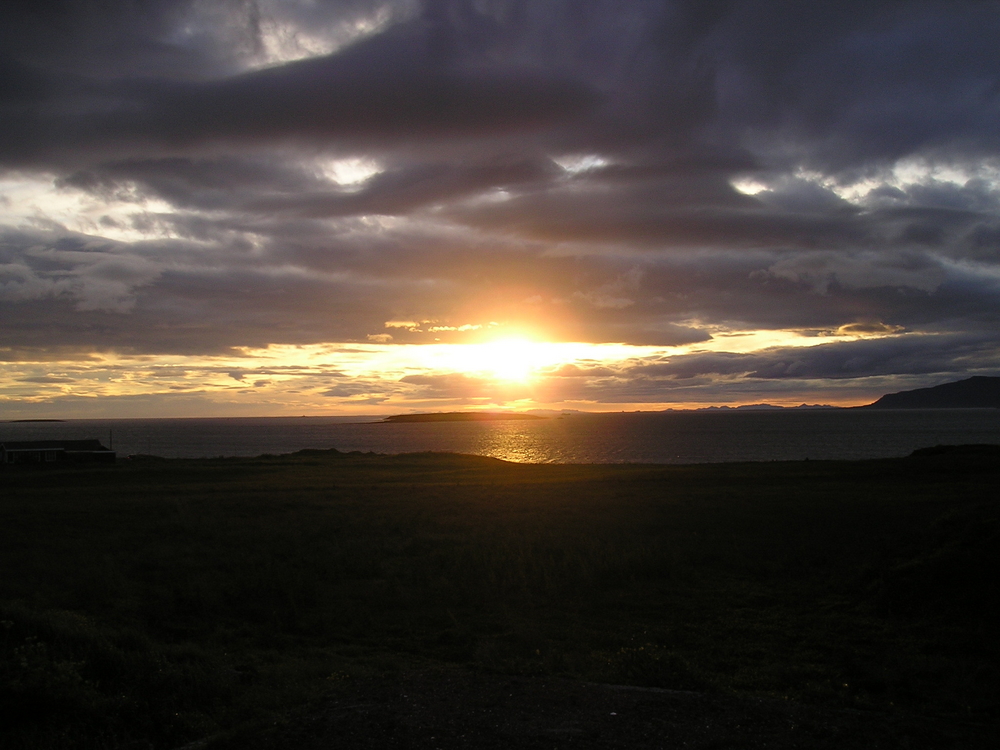El sol de medianoche en Islandia nos regala horas de luz para excursiones