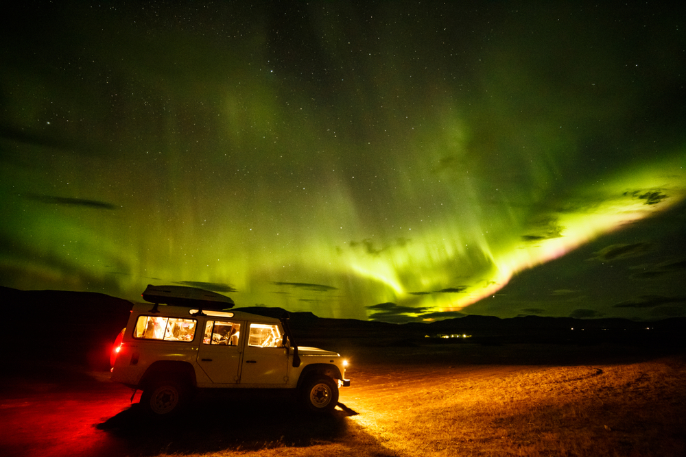 Auroras boreales sobre las tierras altas de Islandia vistas desde un Jeep