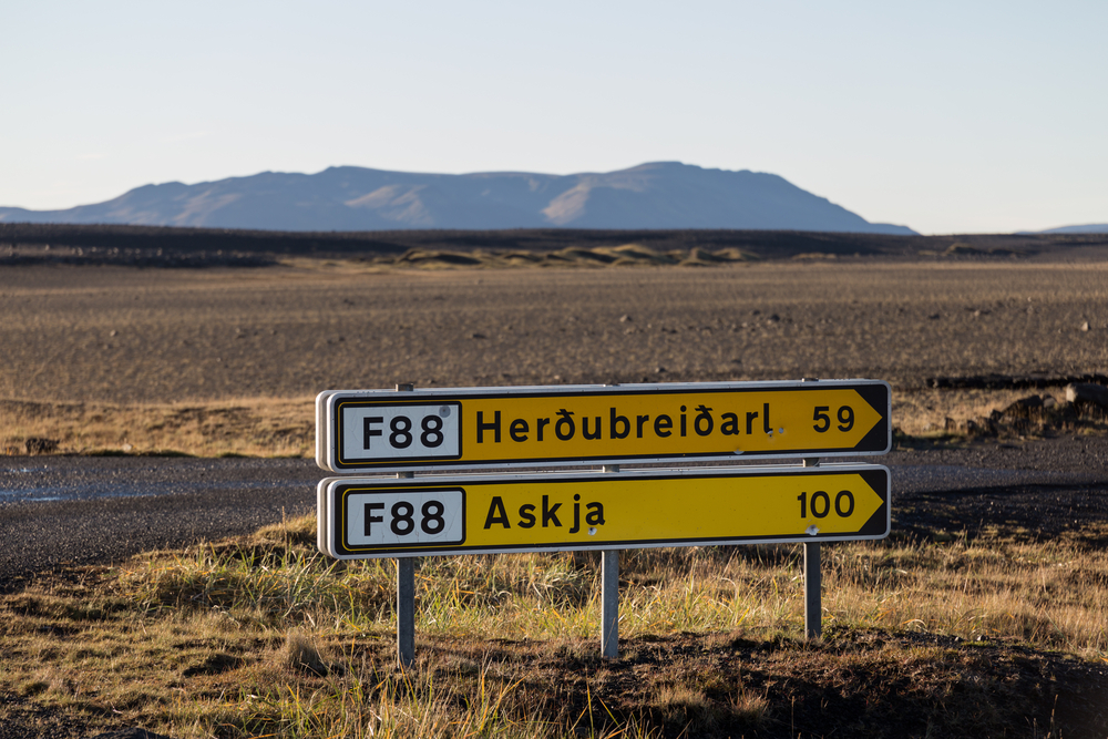 señal de tráfico que indica el camino al volcán de Askja