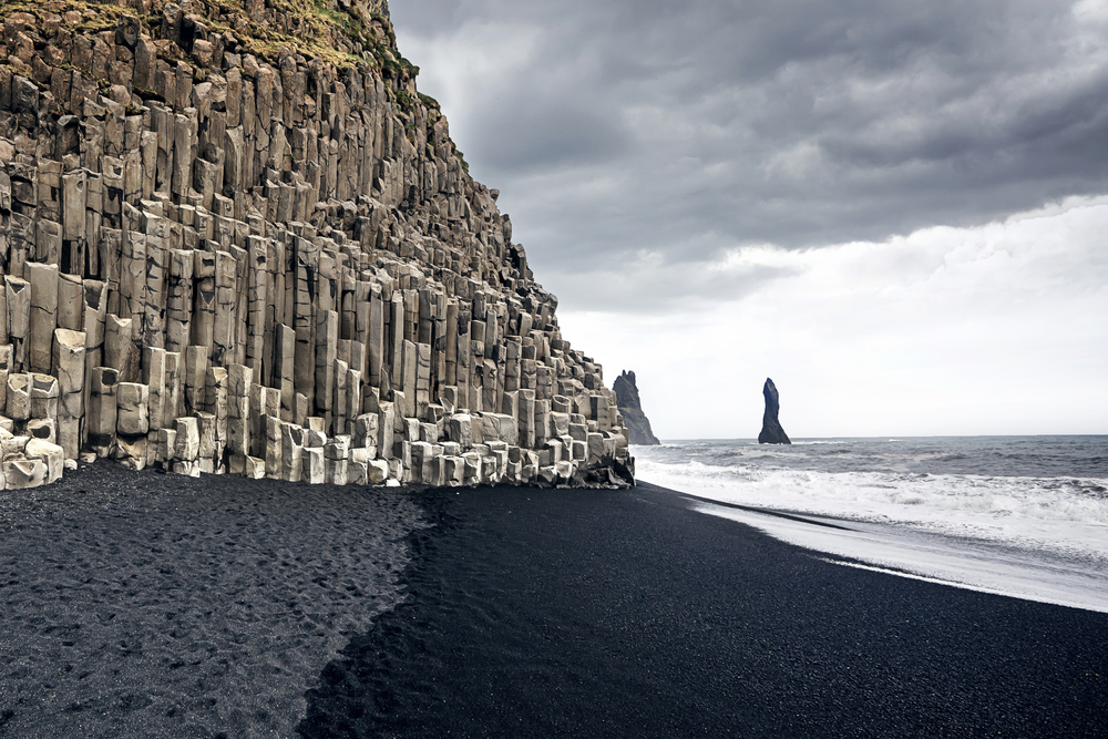 columnas de basalto en la playa de arena negra de vík