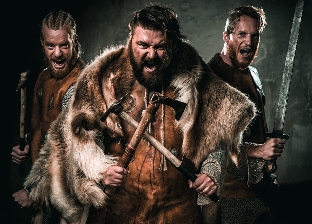 Vikingos con trajes tipicos y preparados para la guerra