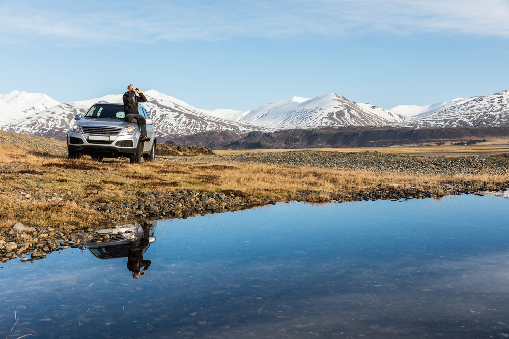 Turista recorriendo Islandia en Invierno