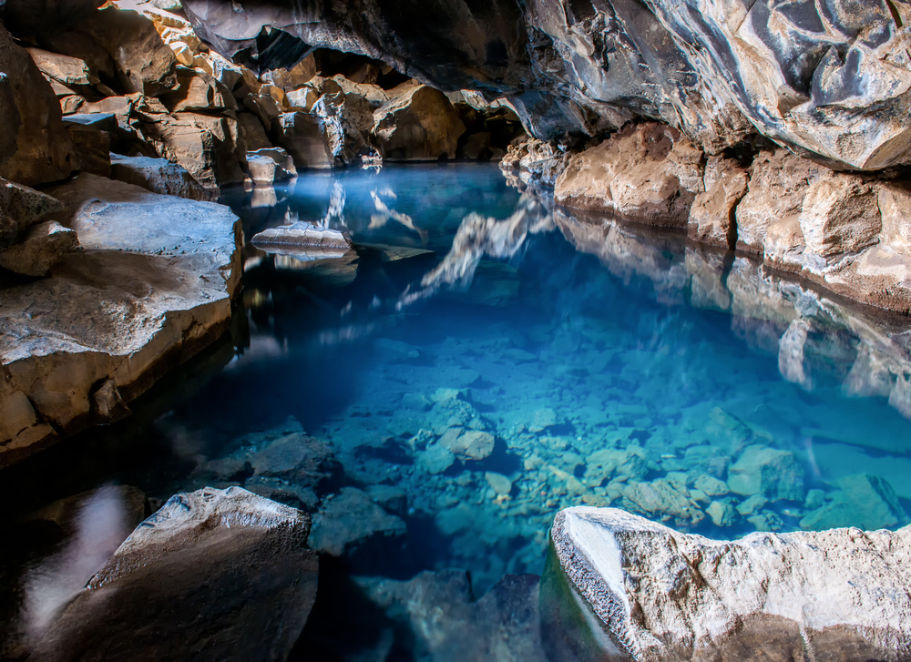 Cueva de Grjotagja en el norte de Islandia
