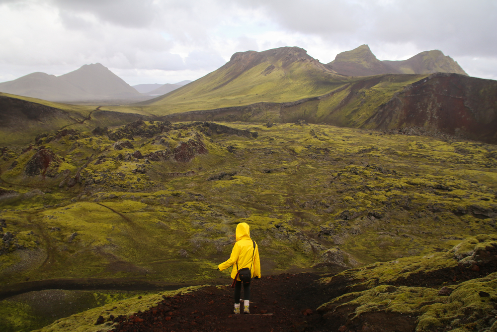 Chica en la soledad de la temporada baja en Islandia