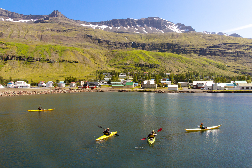 Turistas practicando Kayak en Islandia