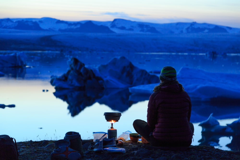 Joven acampando a la hora de viajar solo por Islandia