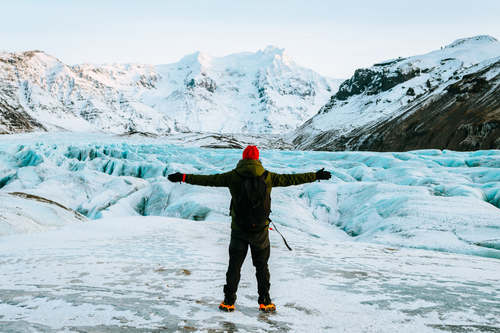 Turista haciendo senderismo glaciar en Islandia
