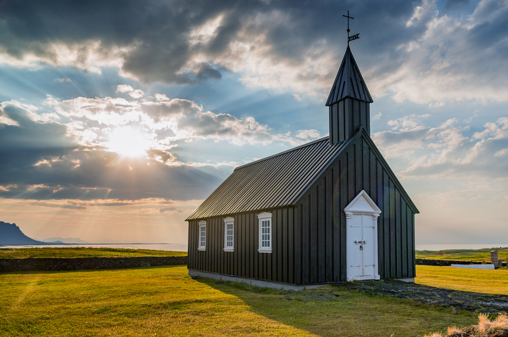 Iglesia negra de Islandia, entre las iglesias más bonitas de Islandia y curiosas