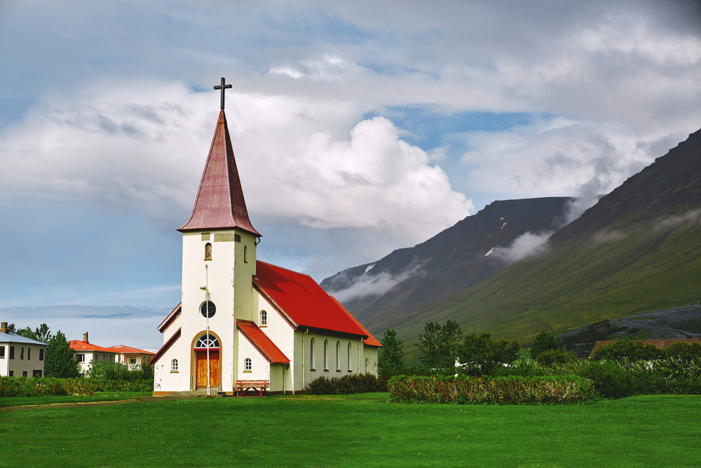 iglesia de techos rojos luterana- las iglesias más bonitas de islandia