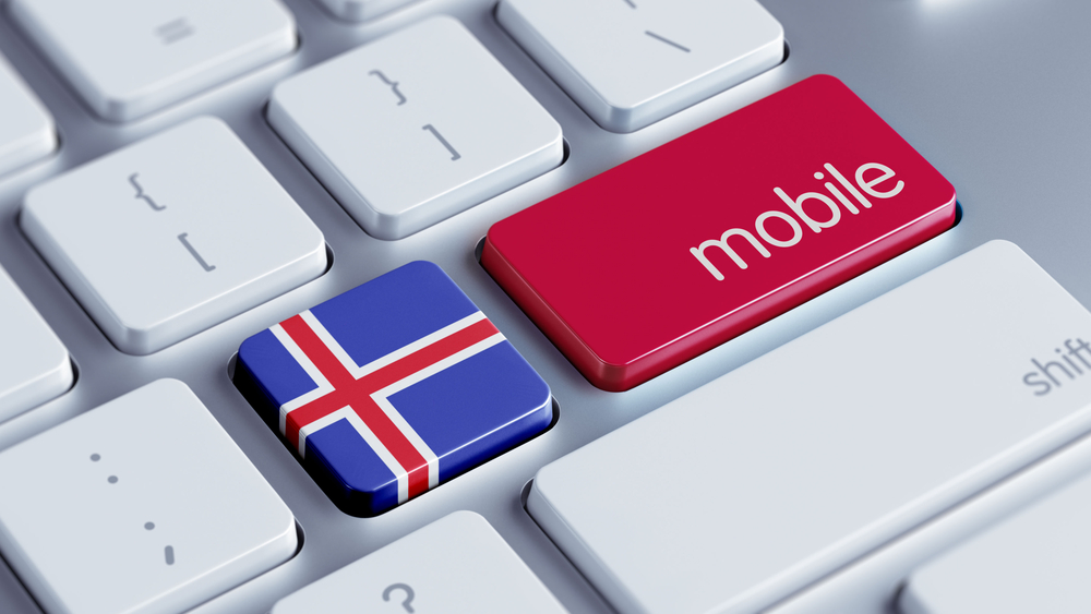 Teclado con la bandera de islandia y botón de compra de tarjeta SIM en Islandia