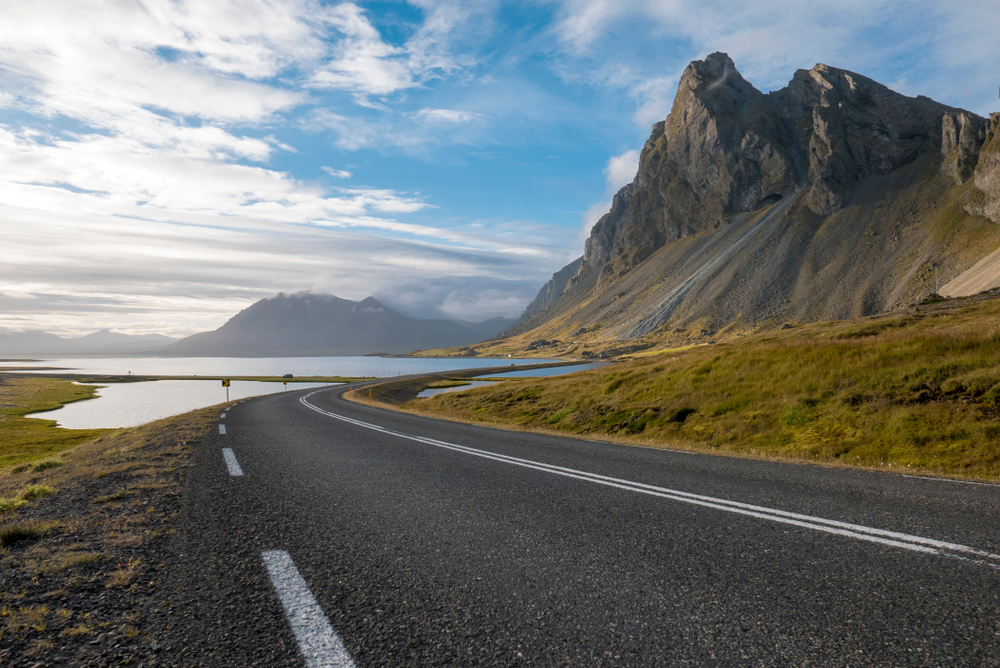 Carretera pintoresca para conducir en Islandia en los fiordos orientales