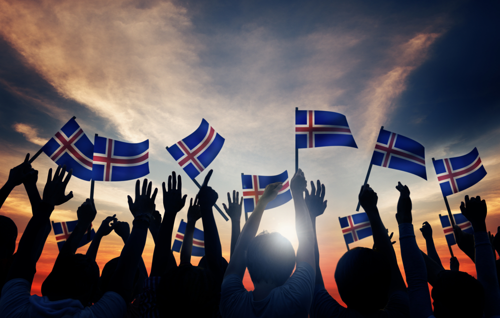 Pueblo islandés con banderas - Demografía de Islandia
