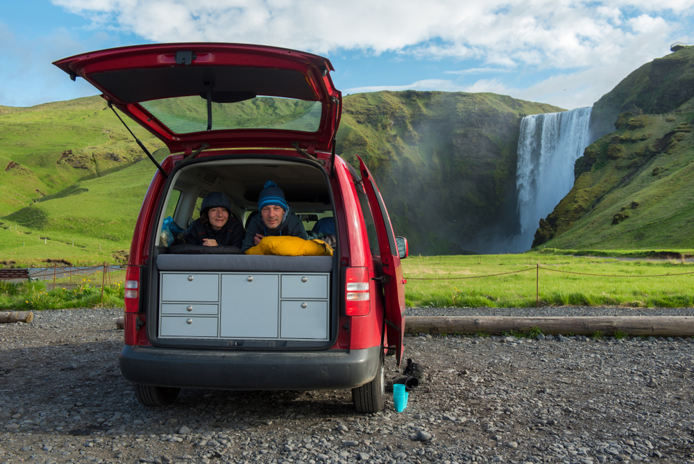 Pareja disfrutando de una campervan en Islandia